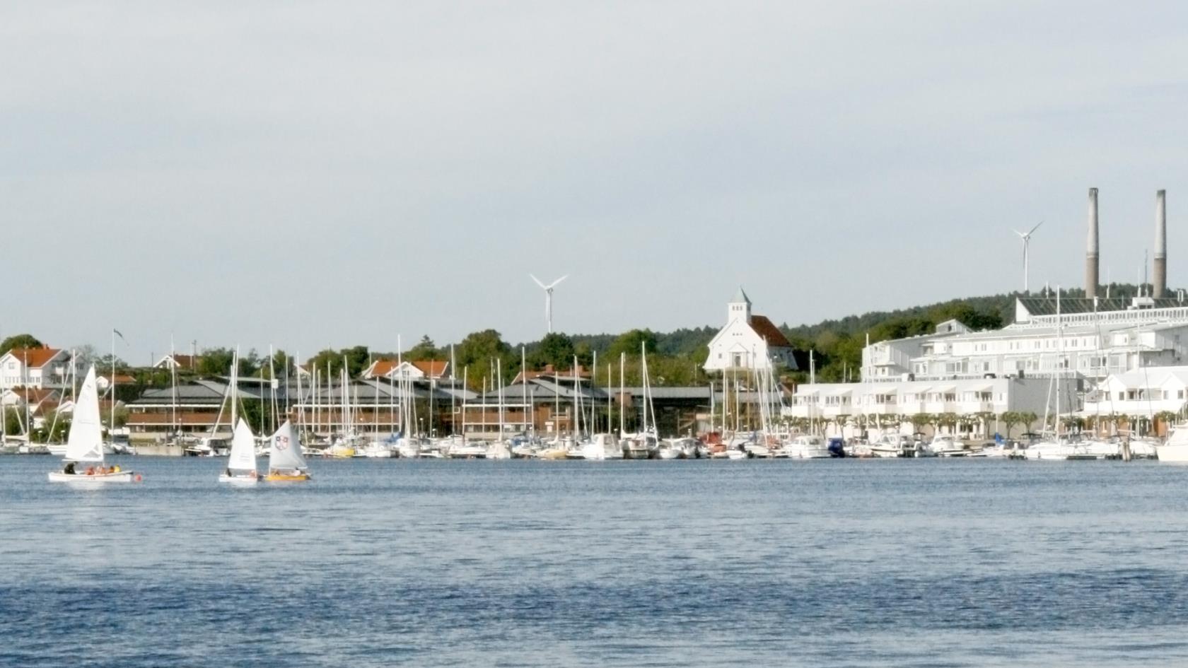 Stenungsunds kapell, sundet och fabrikerna