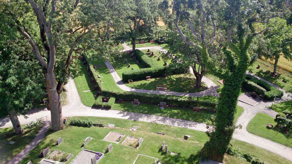 Utsikt över kyrkogården från tornet i Vänersnäs kyrka