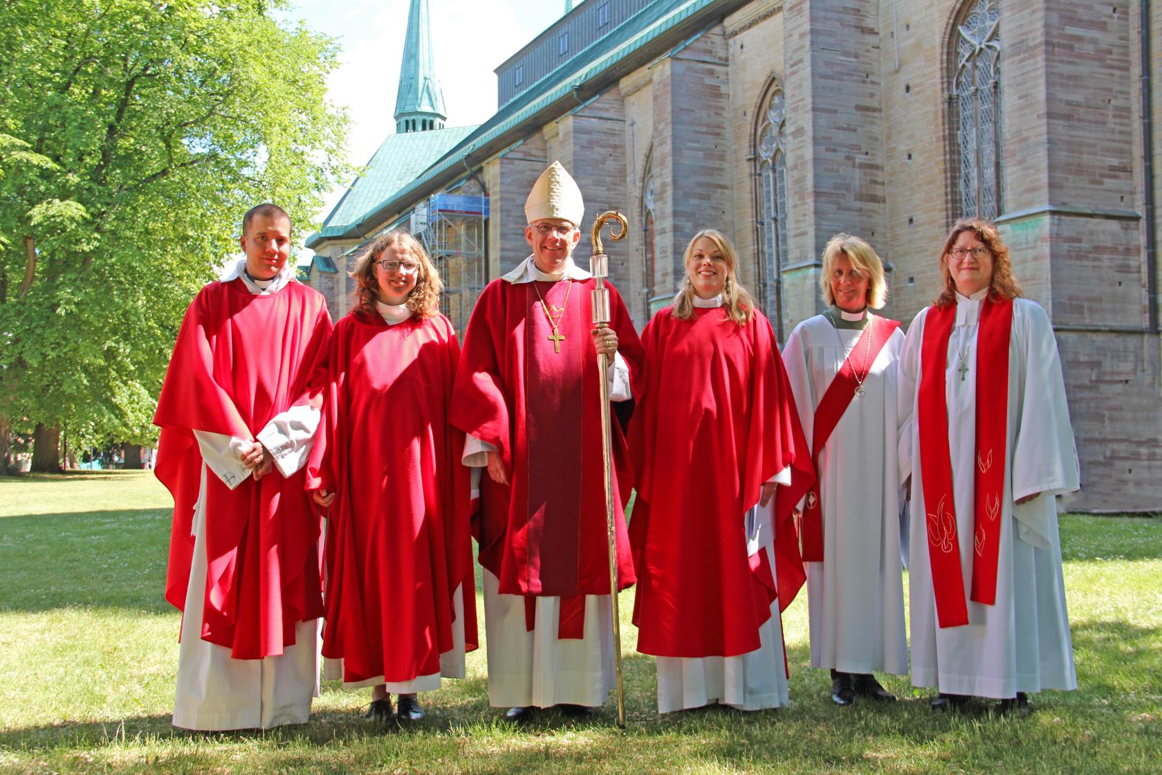 Ja, må han leva! Diakon- och prästvigningsmässa i Linköpings domkyrka 2016-06-12 3 e tref. II Lk 15:8-10 På bilden: Biskopen i skaran av de vigda vid präst- och diakonvigningen i Linköpings domkyrka den 12 juni 2016. Från vänster: Andreas Bernberg (präst), Rebecka Bernberg (präst), biskop Martin Modéus, Ingrid Holmberg (präst), Nina Tönne (diakon) och studierektor Lena Petersson från Svenska kyrkans utbildningsinstitut. Foto: Royne Mercurio