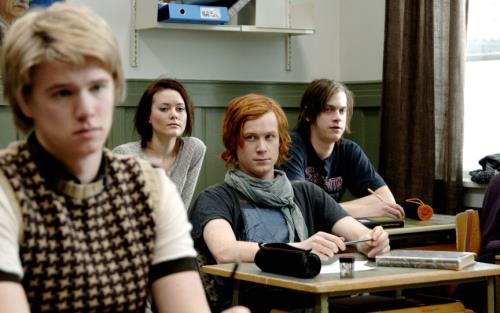 Scen från filmen Mannen som älskade Yngve. Ungdomar i klassrum.