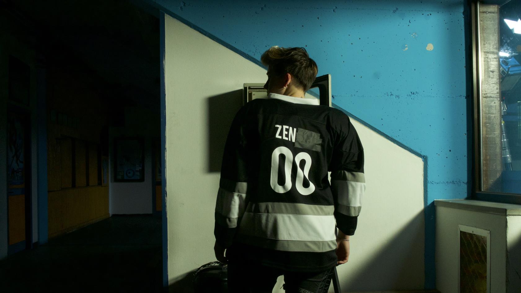 Bild från filmen Zen in the Ice Rift. Föreställer hockeyspelares rygg.